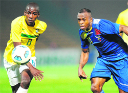 Brazilian midfielder Ramires (L) vies for the ball with Ecuadorean forward Christian Benitez in Copa America action in Cordoba on Wednesday. Brazil won 4-2