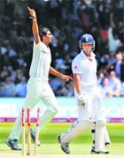 Jonatahan Trott (R) looks at his stumps after being dismissed by Ishant Sharma at Lord�s on Sunday.