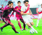 Peruvian Paolo Guerrero (R) and Venezuelan Oswaldo Vizcarrondo in action during third-place match of Copa America in La Plata on Saturday.