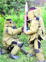 Experts take a live bombshell into their possession near Amanatpura village in Jalandhar 