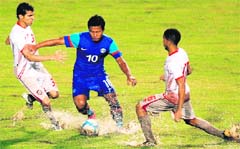 UAE Walid Al Balooshi (L) and Amir Mubarak (R) tackle India�s Jeje Lalpekhlua in New Delhi