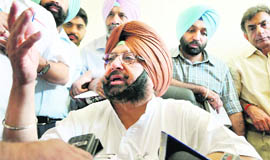 PPCC president Capt Amarinder Singh addresses a press conference in Patiala 