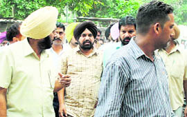 Randhir Singh Uppal, Hoshiarpur SP (D) (in the centre), who was arrested by the VB on Monday, being produced in a court in Hoshiarpur 