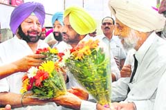 President of the Jalandhar Bar Association GK Agnihotri welcomes PCC chief Amarinder Singh in Jalandhar