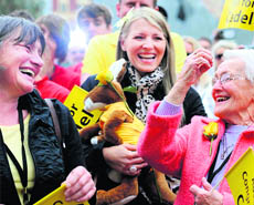(L to R) Cadel Evans' mother Helen Cocks, his wife Chiara and his grand mother Gwen Cocks join the fans for Evans' homecoming victory parade in Melbourne 
