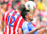 Stoke�s Marc Wilson (L) vies with Chelsea's Salomon Kalou. 