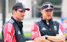  England coach Andy Flower (R) and captain Andrew Strauss