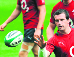 Ireland's rugby union national team center Gordon D'Arcy (C) during a training session in Dublin on the eve of the friendly rugby union test match against France. 