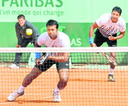 Leander Paes (L) and Mahesh Bhupathi beat defending champions Bob Bryan and Mike Bryan 1-6, 7-6, 10-7.