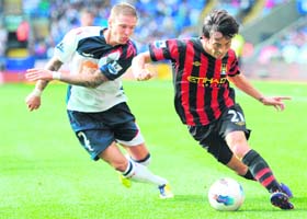 Manchester City's David Silva (R) vies with Bolton Wanderers' Gretar Rafn Steinsson during their English Premier League in Bolton on Sunday