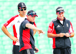 Alaistair Cook (L) Andy Flower (C) and Andrew Strauss. 