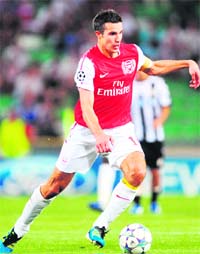 Arsenal's Dutch forward Robin van Persie controls the ball during the UEFA Champions League Qualifying Play-Off round against Udinese in Udine