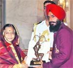 President Pratibha Patil presenting the Arjuna Award to Rajpal Singh in New Delhi 