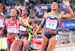 Carmelita Jeter (R) sprints to victory ahead of Trinidad and Tobago's Kelly-Ann Baptiste (L) and Jamaica's Kerron Stewart (2L) in the women's 100 metres final at the IAAF World Championships in Daegu 