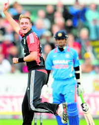 Stuart Broad�s appeal against Rahul Dravid is upheld by the umpire in the first ODI in Chester-le- Street on Saturday