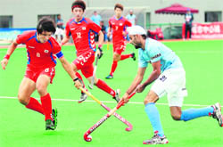 India's Chandi Gurwinder Singh (R) tussles for the ball against South Korea during the Asian Men's Hockey Championship in Ordos, China, on Tuesday. 
