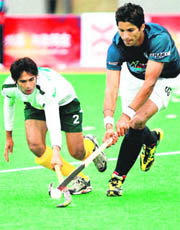 India's Rupinder Pal (R) vies for the ball with Pakistan's Khan Abdul Haseem in Ordos on Friday. The teams drew 2-2.