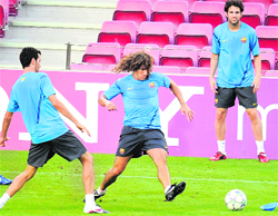 Barcelona's captain Carles Puyol (C), Sergio Busquets (L) and Cesc Fabregas during a training session in Barcelona on Monday