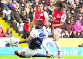 Arsenal's Gervinho (R) shoots to score against Blackburn Rovers during their English Premier League match in Blackburn on Saturday