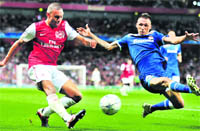 Arsenal's Alex Oxlade-Chamberlain (L) vies with Olympiakos' Jose Holebas at the Emirates Stadium in London,