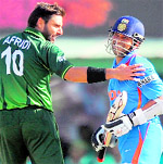 Shahid Afridi (L) and Sachin during the 2011 World Cup match.