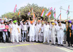 Farmers led by Kuljeet Nagra blocking the traffic on GT Road in Sirhind. 
