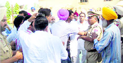 Police tries to control the situation after a scuffle broke out between two Congress factions in Gurdaspur.