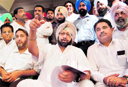 PPCC chief Capt Amarinder Singh addresses mediapersons in Amritsar