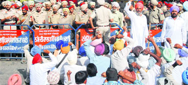 Farmers on way to Gobindpura stopped by the police on the Bathinda-Mansa road. 