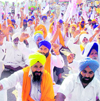 Activists of the Kisan Sangharsh Committee stage a protest in Amritsar on Friday