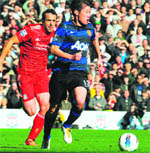Manchester United�s Park Ji-Sung (R) is chased by Liverpool�s Jose Enrique (L) during their English Premier League match in Liverpool 