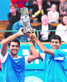 Rohan Bopanna (R) and Aisam-Ul-Haq Qureshi pose with the Stockholm Open trophy on Sunday