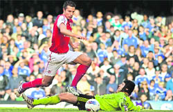 Arsenal's Robin Van Persie (L) takes the ball around Chelsea's goalkeeper Petr Cech to score his team�s fourth goal during their Premier League match at Stamford Bridge in London on Saturday.