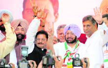 (From left) Jagmeet Singh Brar, GS Charak and Amarinder Singh at a rally in Jalandhar on Thursday.