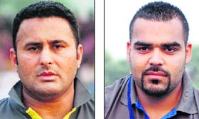 Canada�s Paramjit Singh Dhamju (L) and Australia�s Parampal