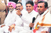 Union Minister for Railways KH Muniyappa (right), flanked by Manish Tewari, Congress MP from Ludhiana, addresses a press conference in Ludhiana