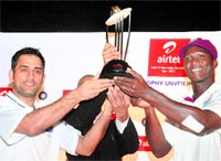 MS Dhoni (L) and West Indies captain Darren Sammy (R) pose with the trophy in New Delhi on Friday. West Indies play a three-Test series against India, starting in New Delhi from Sunday