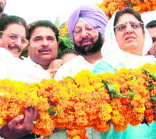 From left: GS Charak, Amarinder Singh and Rajinder Kaur Bhattal at a Punjab Bachao rally in Amritsar on Sunday.