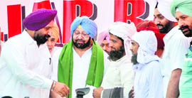 PPCC president Capt Amarinder Singh being welcomed during his Punjab Bachao Yatra at Kalanaur in Gurdaspur on Monday.