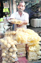 A street vendor in Patiala selling eatables in polythene bags in violation of norms.