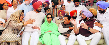 PPCC president Capt Amarinder Singh has a word with CLP Leader Rajinder Kaur Bhattal at a rally in Mohali on Sunday. Also in the picture are MP Ravneet Bittu, Minister of State for External Affairs Preneet Kaur, GS Charak and MLA Balbir Singh Sidhu.