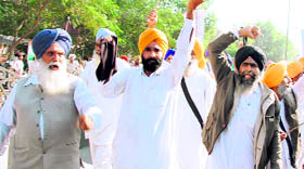 SAD (A) activists raise slogans against BJP leader LK Advani in Bathinda.