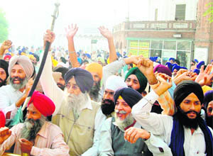 SAD (A) president Simranjit Singh Mann and his supporters protest against the visit.