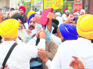 SGPC task force members try to counter SAD (Delhi) activists