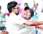 R Ashwin (L) and Pragyan Ojha celebrate a wicket in Kolkata