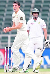 Australia's Patrick Cummins celebrates the dismissal of South Africa's Vernon Philander (R) in the second Test match in Johannesburg on Sunday