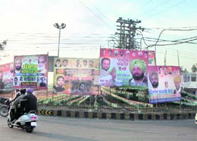 Despite a ban on putting up hoardings at roundabouts, parties continue the practice in Ferozepur
