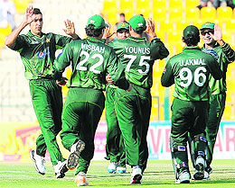 Pakistan's Umar Gul (L) celebrates with teammates after taking a wicket in the fifth ODI against Sri Lanka in Abu Dhabi on Wednesday. � AFP