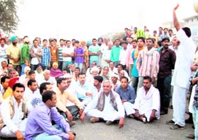Farmers stage a dharna in Fazilka on Thursday