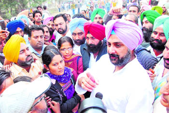 Congress� Raninder Singh with teachers in Gidderbaha. 